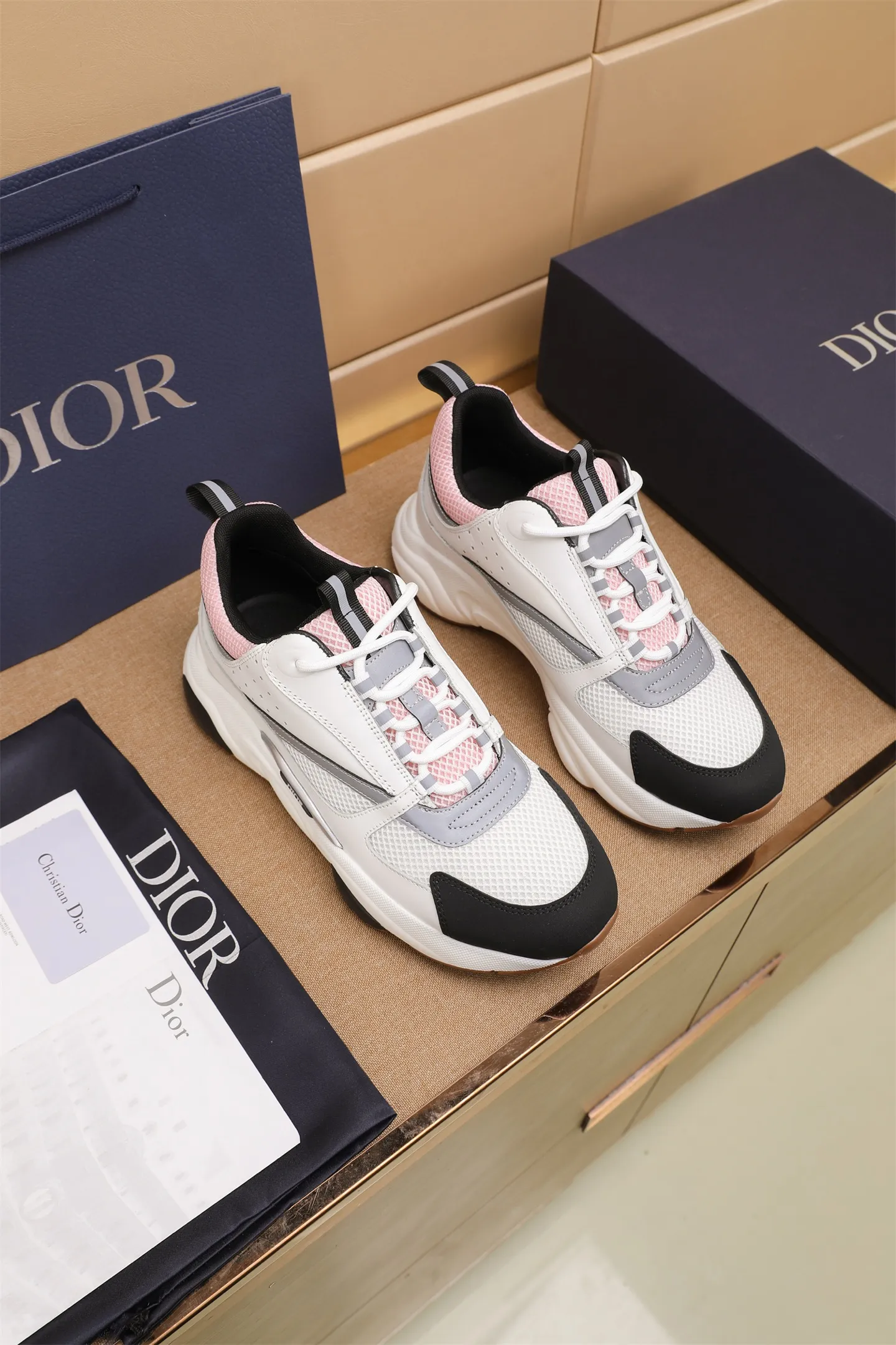 Factory price: 460💰Dior’s top version of D’s b22 men’s sports shoes. Inspired by retro running styles, the chunky low-top silhouette features gray calf leather and blue and white mesh fabric uppers, atop a black, white and blue engraved rubber sole. Nylon ribbon accents the blue mesh tongue and heel counter, and a "dio~" logo appears on the side. Pair it with a suit for a striking contrast and add a sportswear-chic edge to your look. The thick sole can be about 4cm~ Size: 38-45, [46, 47 customized]